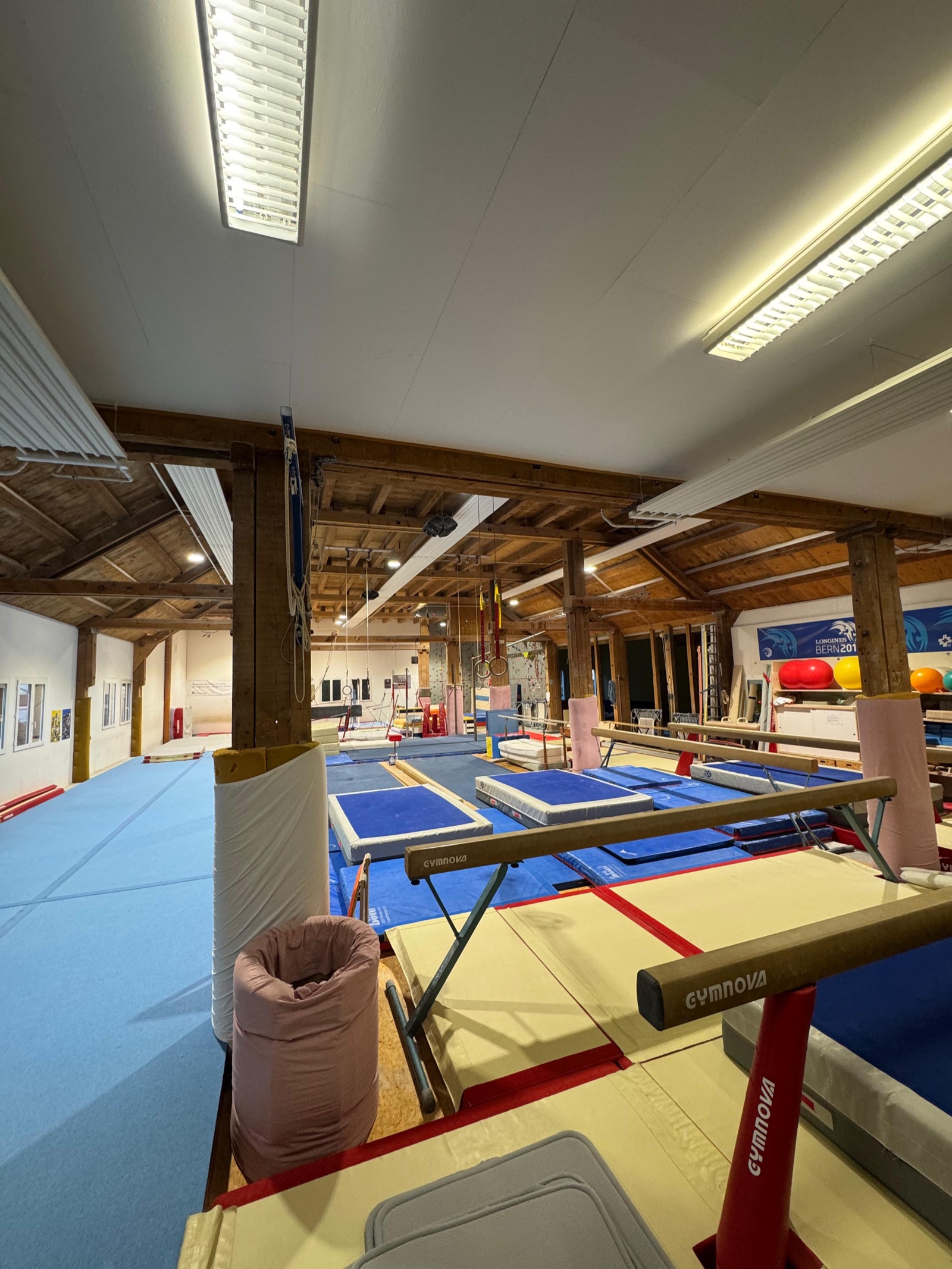 Panoramaansicht der Emmenhalle Utzenstorf mit Holzdachstuhl