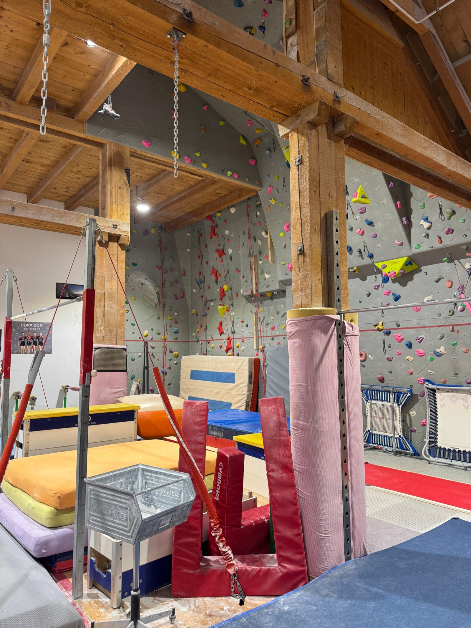 Farbige Kletterwand im Anbau der Emmenhalle